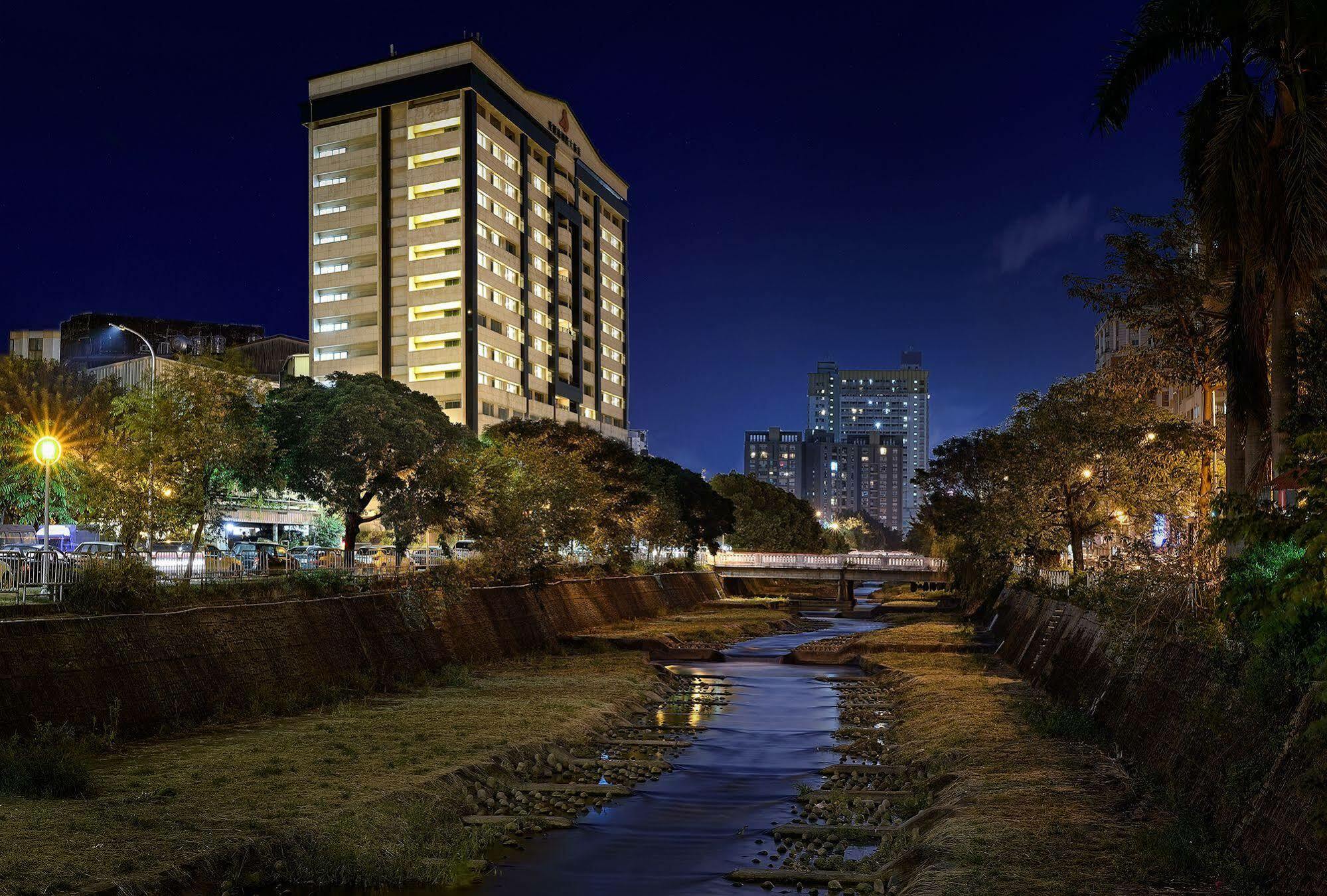 Aeris International Hotel Taichung Exterior photo
