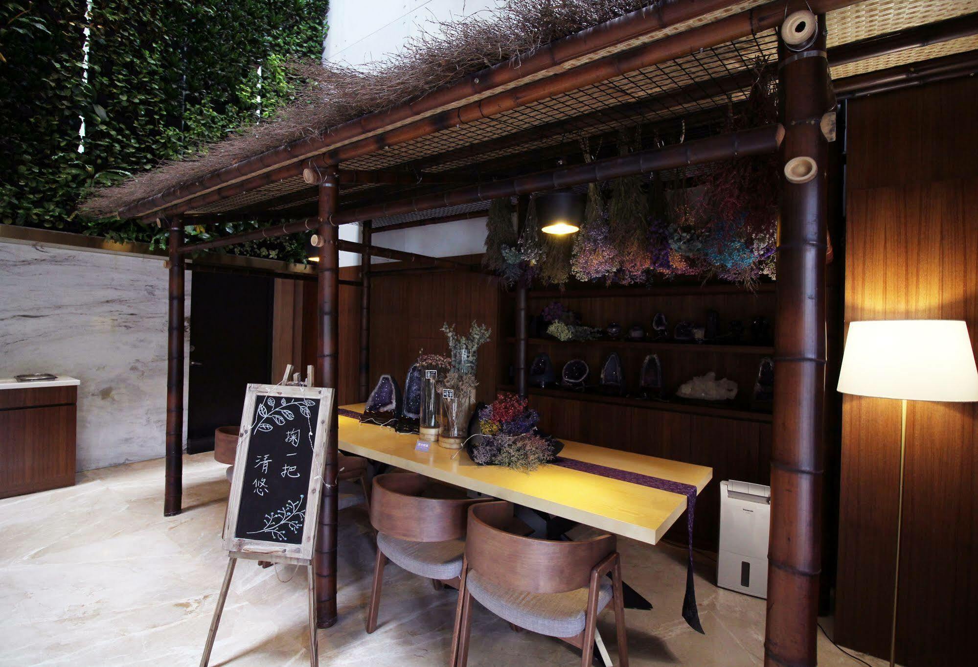 Aeris International Hotel Taichung Exterior photo